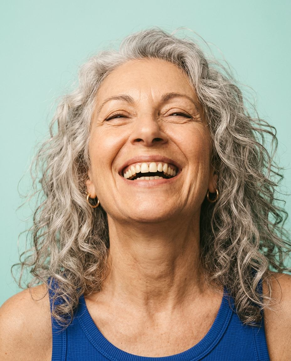 Donna sorridente su sfondo azzurro
